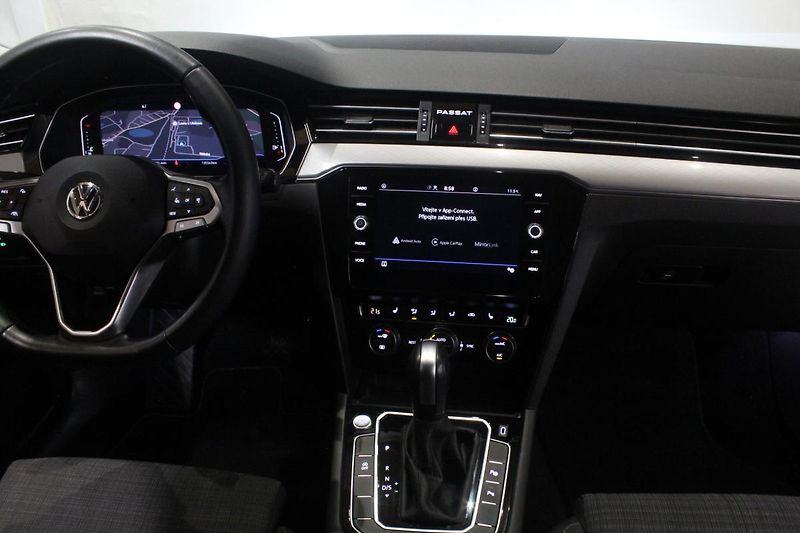Volkswagen Passat (2020) 2.0TDI DSG Display Matrix - fotka 31 z 38