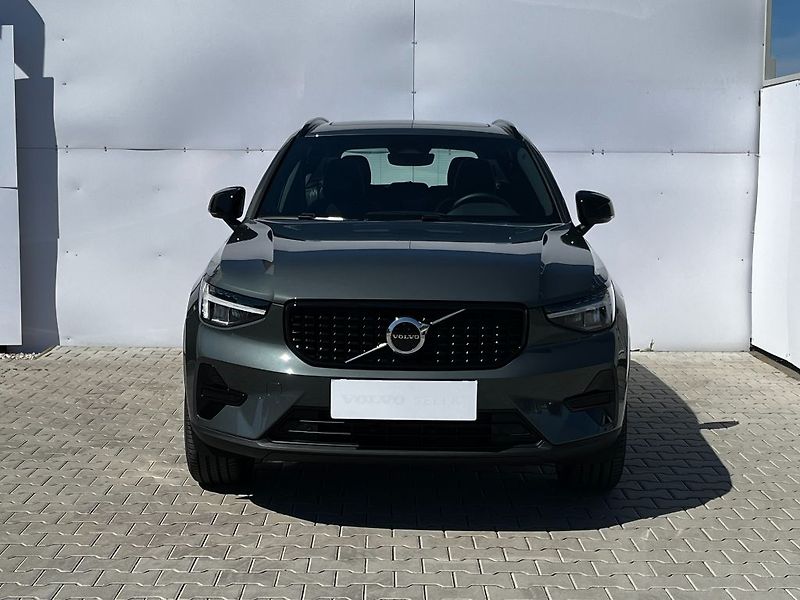 Volvo XC40 PLUS DARK B3 120kW - fotka 3 z 24