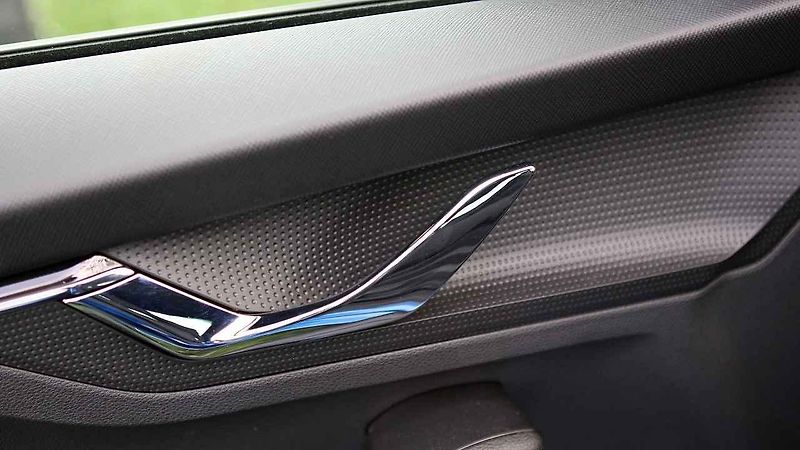 Škoda Scala a Říp v pozadí