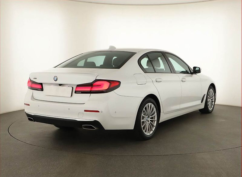 BMW Řada 5 (2020) 520d xDrive - fotka 5 z 31