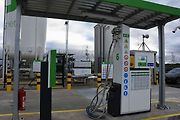 Nová plnicí stanice zkapalněného zemního plynu LNG do nádrží tahačů kamionů s nepřetržitým bezobslužným provozem společnosti GasNet u Klecan na Praze-východ.