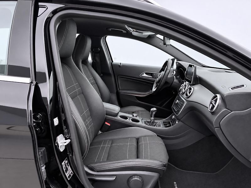 Mercedes-Benz GLA 1,6 180 90kW Xenon Navi - fotka 12 z 24