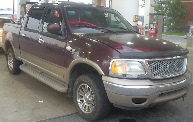 Velké pick-upy patří v USA k symbolům silničního provozu, přesto se na ně Gas Guzzler Tax běžně nevztahuje. Historická výjimka pro lehké nákladní vozy, SUV a minivany je jedním z hlavních paradoxů celého systému., zdroj: Bull-Doser /Wikimedia (Volné dílo)