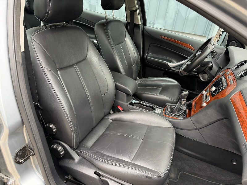 Ford Mondeo 2,0i 16V Ghia / servis.kn. /  - fotka 19 z 31