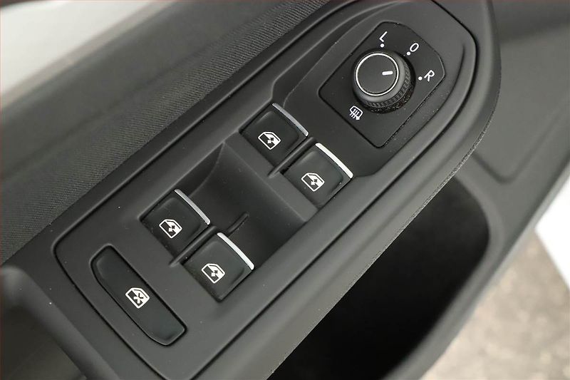 Volkswagen Golf (2021) Life 2.0 TDI, ČR,1.maj - fotka 9 z 20
