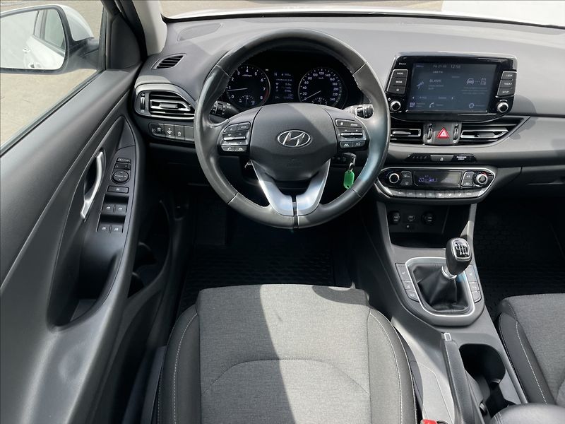 Hyundai i30 1,5 T-GDI Combi Smart PDC - fotka 7 z 23