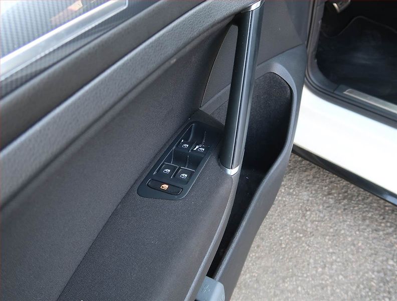 Volkswagen Golf (2020) R-Line 1.5 TSI, Automat, Kůže - fotka 17 z 20