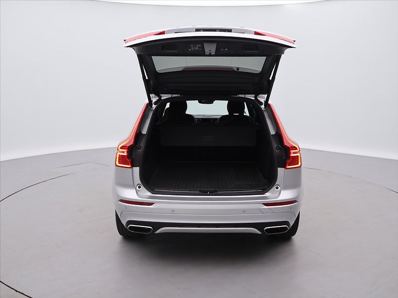 Volvo XC60 2.0 B4 145kW R-Design CZ Aut. - fotka 9 z 35