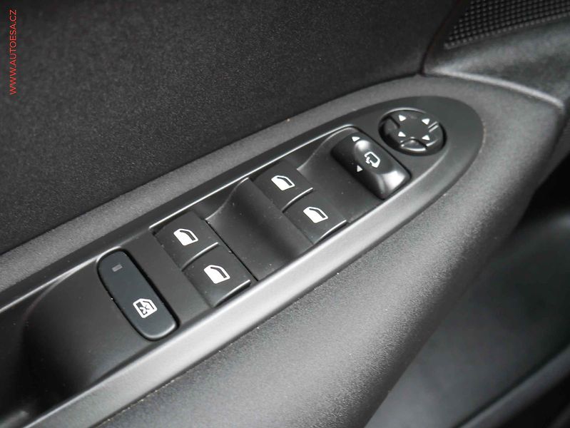 Citroën C4 (2016) 1.2 PT, ČR, AC, navi, park - fotka 11 z 19