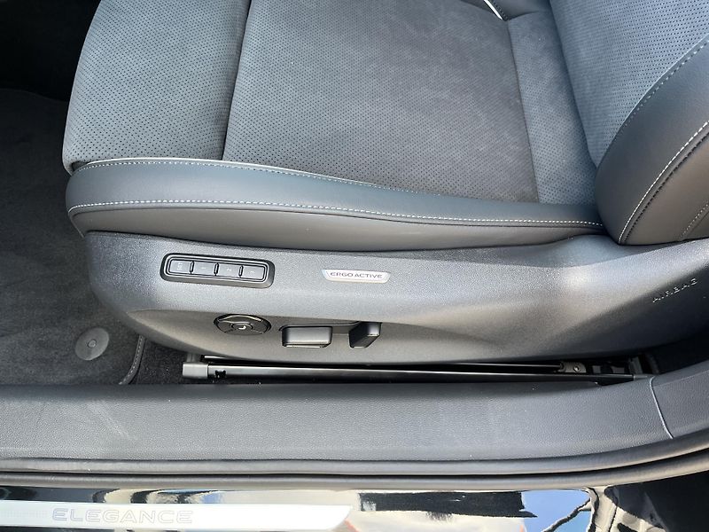 Volkswagen Passat ELEGANCE 2,0 TDI 7DSG 110 kW - fotka 20 z 25