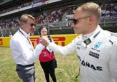 F1 2017 GP Španělska - Valtteri Bottas (Mercedes) a jeho krajan bývalý pilot F1 Mika Hakkinen (McLaren - Partner Ambassador)