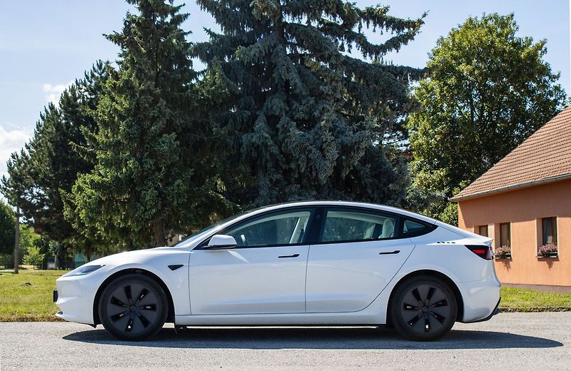 Tesla Model 3 - fotka 8 z 21