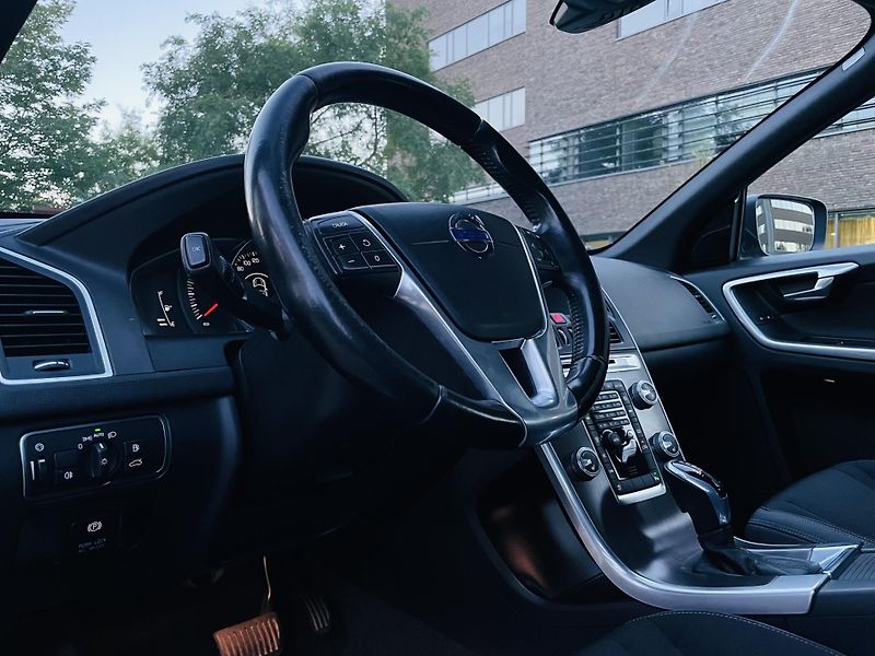Volvo XC60 2.0D 5VÁLEC AUT TAŽNÉ VÝHŘEV - fotka 27 z 43