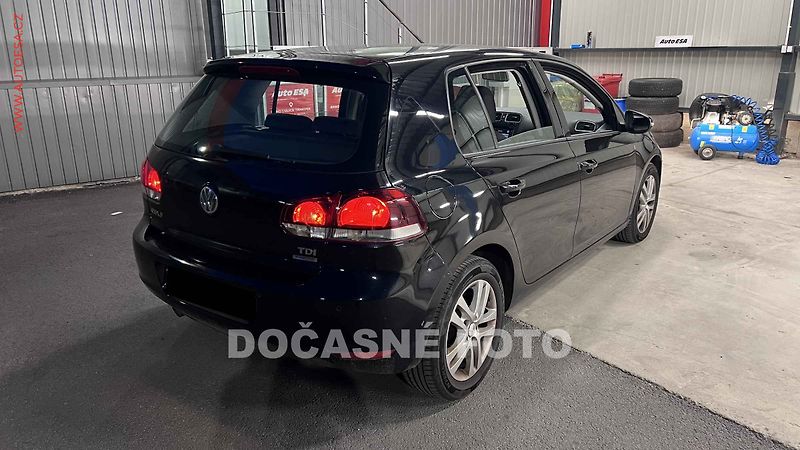 Volkswagen Golf (2010) 1.6TDi, Highline, DSG - fotka 2 z 3