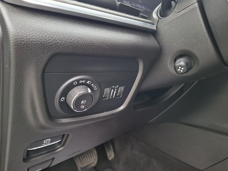 Jeep Grand Cherokee (2021) 3,6LV6 4X4 LONG OVERLAND 6míst - fotka 33 z 36