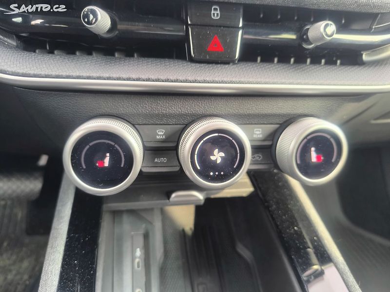 Škoda Superb -DPH,KRÁSNÝ,CZ,VÝBAVA,MASÁŽE - fotka 16 z 35