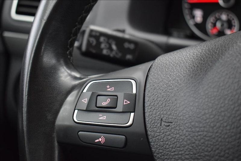 Volkswagen Touran 1,6 TDi, 7-míst,NAVI,1.maj., - fotka 24 z 29