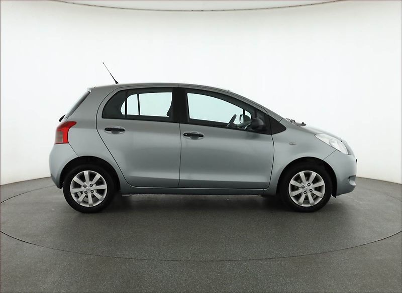 Toyota Yaris (2009) 1.3, Serv.kniha - fotka 6 z 15