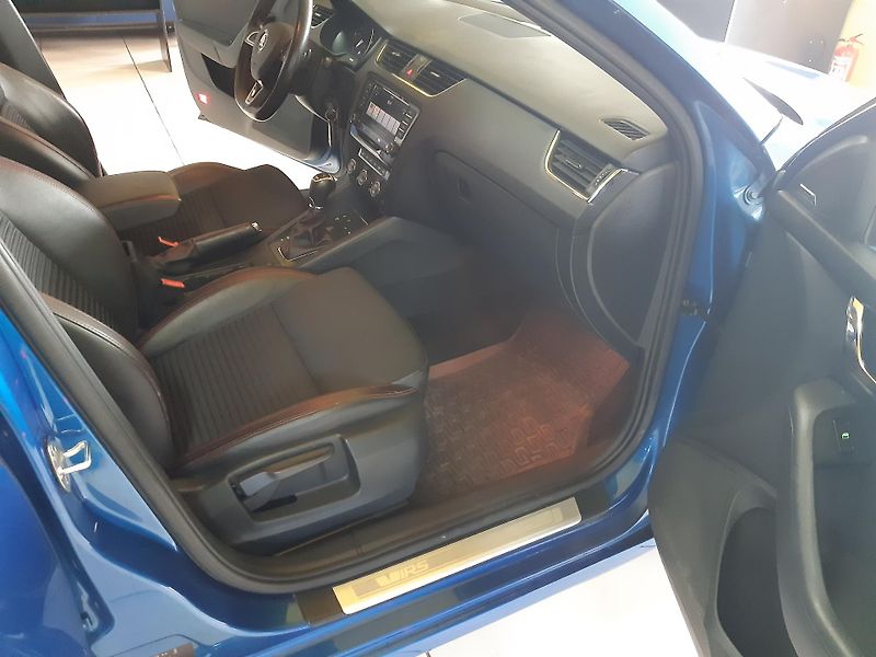 Škoda Octavia RS 2.0 TDI COMBI NAVI - fotka 27 z 28