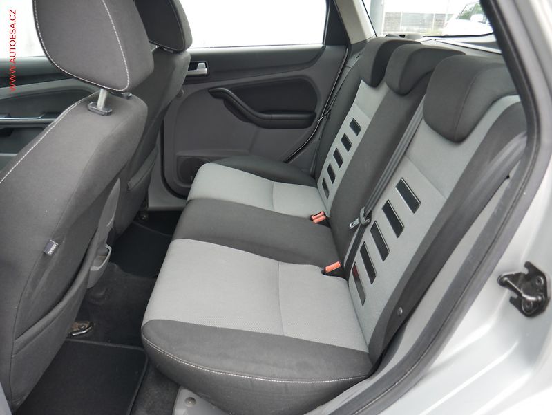 Ford Focus (2010) 1.6 TDCi, AC, tažné - fotka 10 z 19