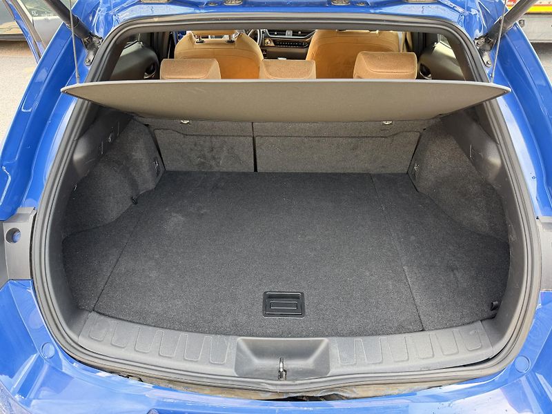 Lexus UX 250h 2,0i 112kW hybrid automat navi - fotka 21 z 22