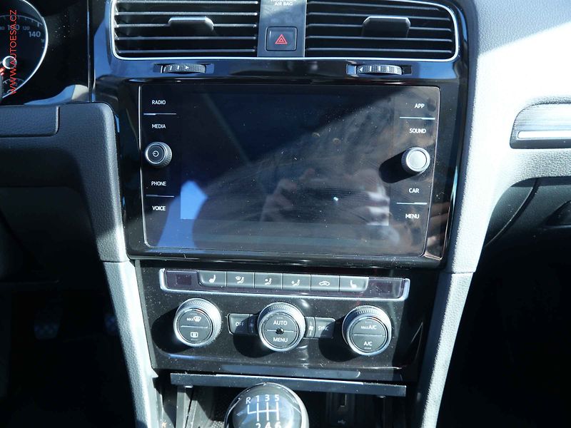 Volkswagen Golf (2020) 1.5 TSi, Highline, LED, panor - fotka 13 z 20