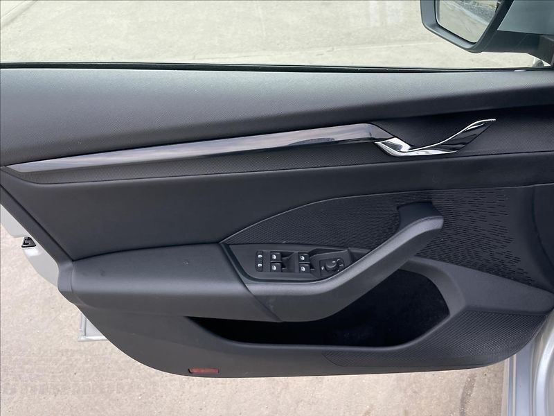 Škoda Octavia 2,0 TDI Combi Ambition Plus - fotka 15 z 22