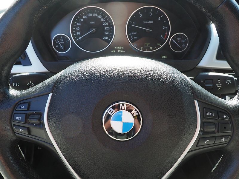 BMW Řada 3 (2016) 320D xDrive, A/T - fotka 24 z 38