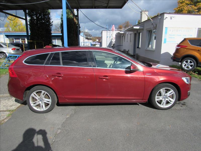 Volvo V60 2,4 D6 AWD Plug-in Hybrid - fotka 8 z 41