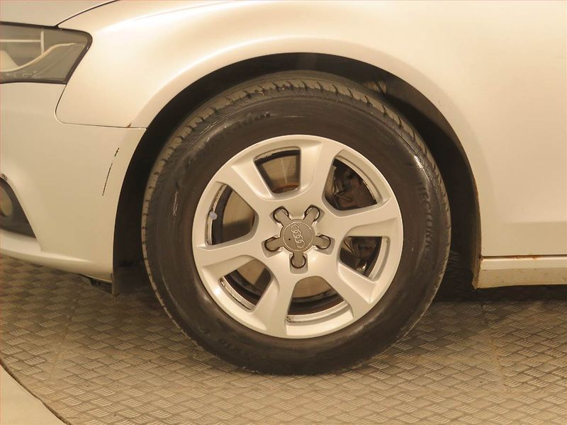 Audi A4 (2010) Ambiente 2.0 TDI, Xenony - fotka 14 z 15