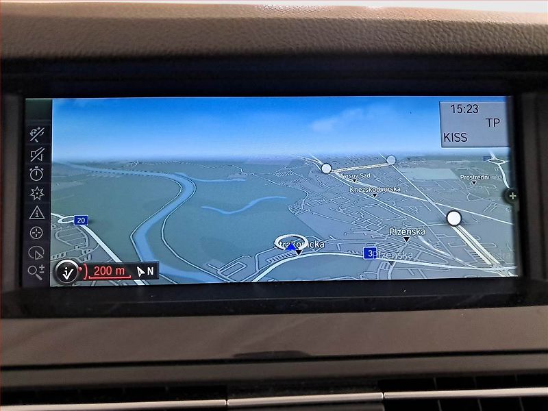 BMW Řada 5 (2011) M Paket 530d xDrive, 4X4 - fotka 13 z 24