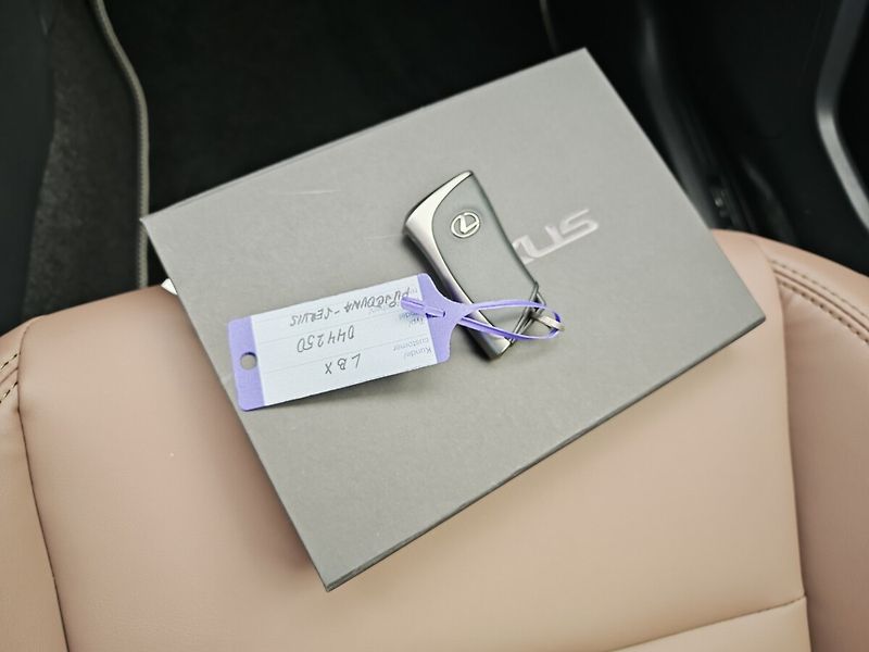 Lexus LBX ELEGANT TECH - fotka 39 z 39