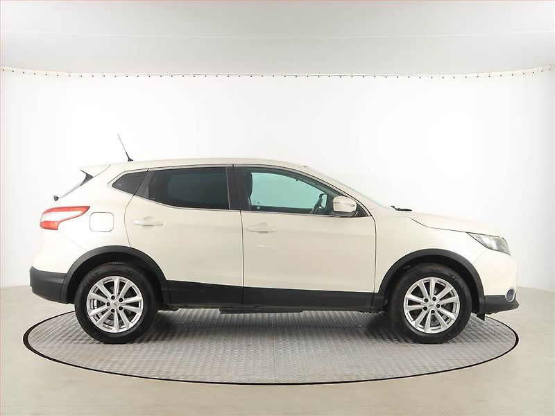 Nissan Qashqai (2015) 1.2 DIG-T, Tempomat - fotka 6 z 17