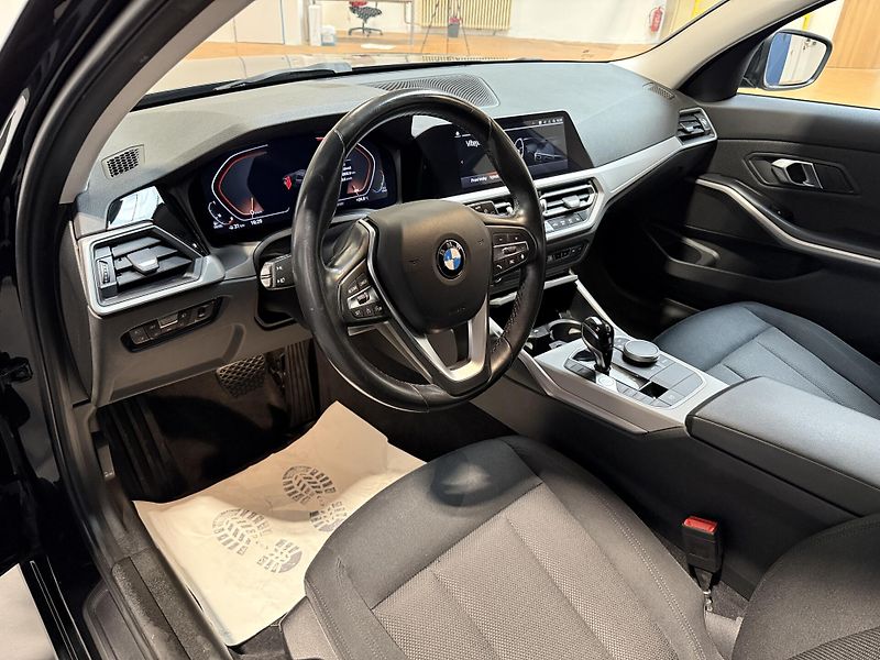 BMW Řada 3 2.0 318d Touring - fotka 5 z 15