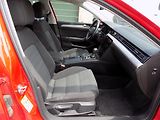 Volkswagen Passat Variant 2,0 TDI 110 KW DSG VÝHŘEV LED - náhled 28