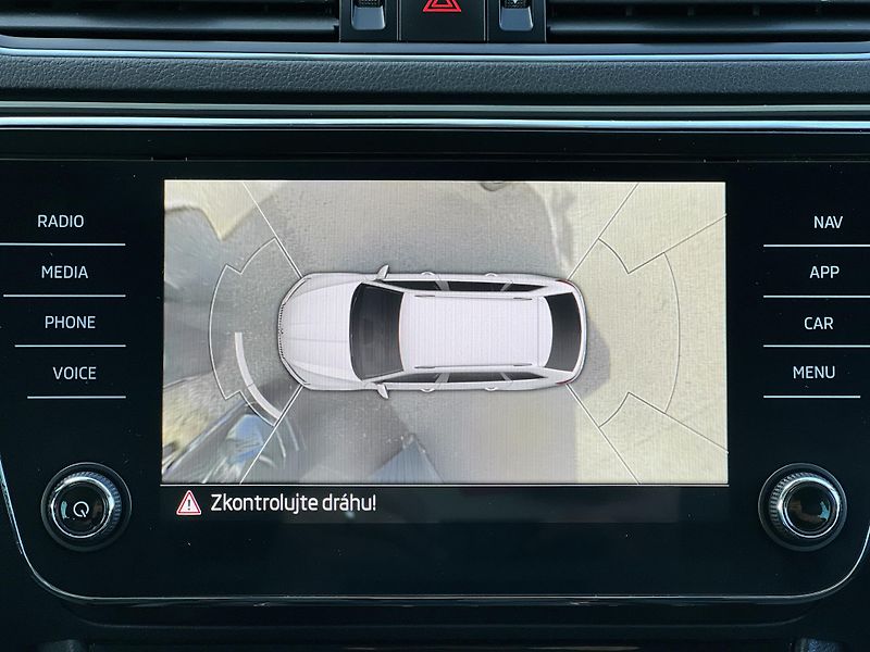 Škoda Superb L&K 2.0TDi 110kw ČR 1.MAJ. DPH - fotka 25 z 55