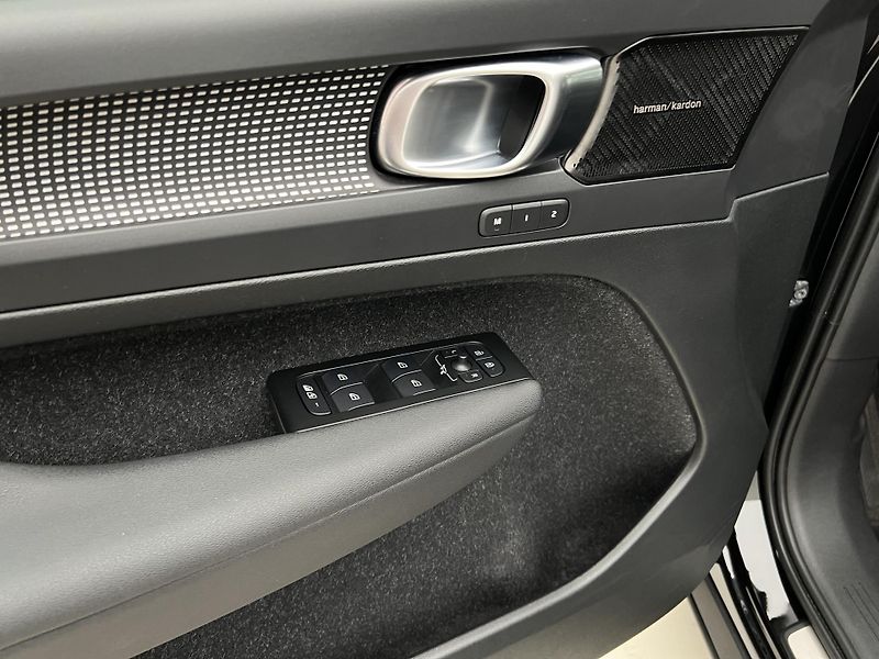 Volvo XC40 AWD TWIN MOTOR RECHARGE - fotka 43 z 44