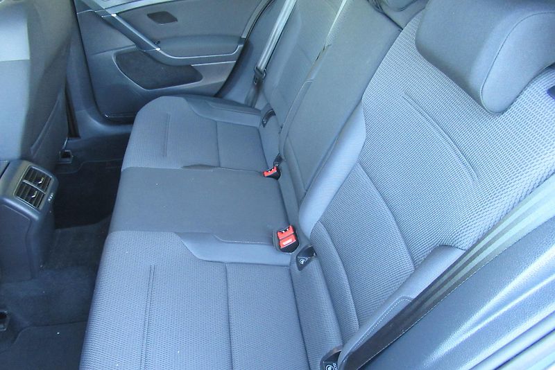 Volkswagen Golf 1.6 TDi AUT. KLIMA SADA KOL - fotka 17 z 23