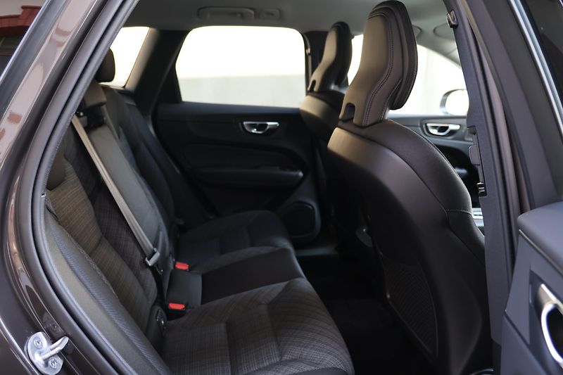 Volvo XC60 (2025) Core, B5 AWD, rezervace - fotka 9 z 21