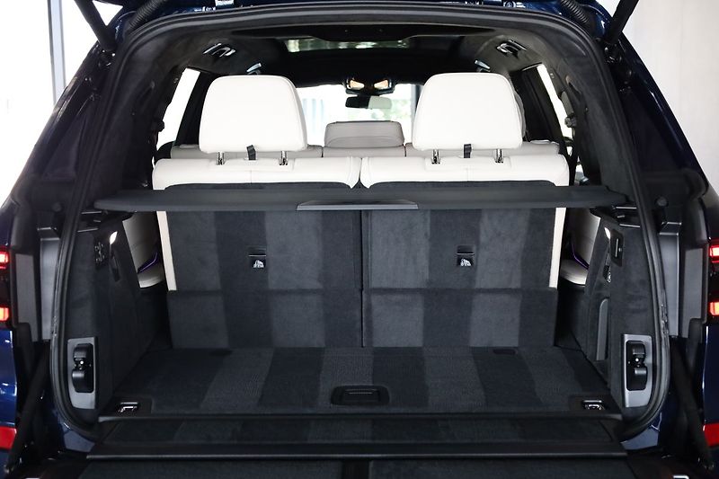 BMW X7 40d xDrive, B&W, Executive - fotka 7 z 43