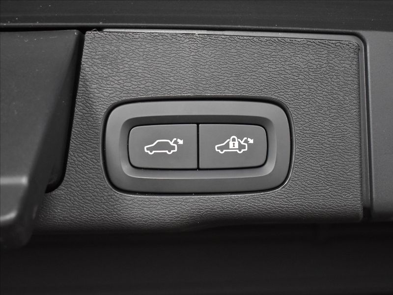 Volvo XC60 2,0 T6 AWD Plus - fotka 11 z 24
