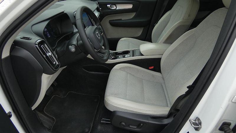 Volvo XC40 D3 Drive-E AWD Momentum - fotka 17 z 22