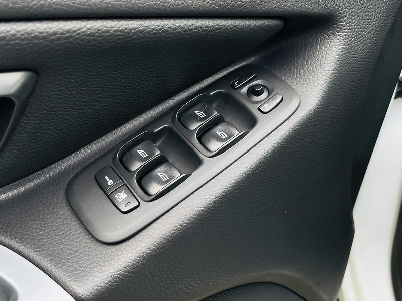 Volvo XC90 2.4D5 4x4 AUT VÝHŘEV SENZORY - fotka 33 z 44