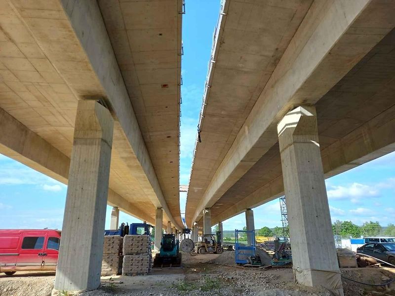 Stavba D3 mezi Třebonínem a Kaplicí-nádraží na podzim 2023 z ptačí perspektivy.