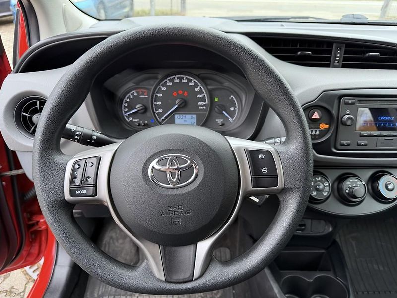 Toyota Yaris 1.0i 51 kW klima, serviska - fotka 16 z 17