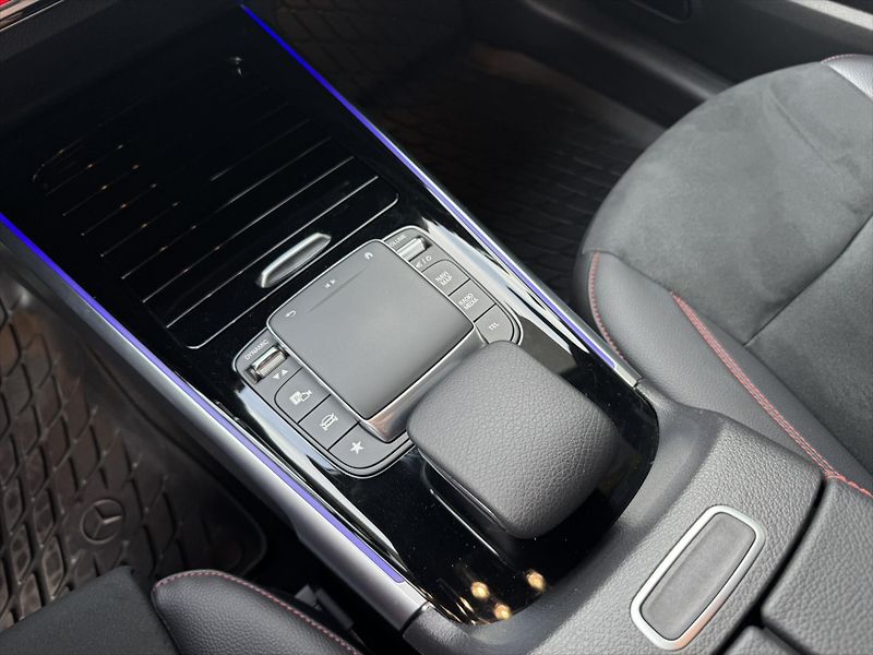 Mercedes-Benz GLB 200d 4MATIC AMG paket - fotka 22 z 33