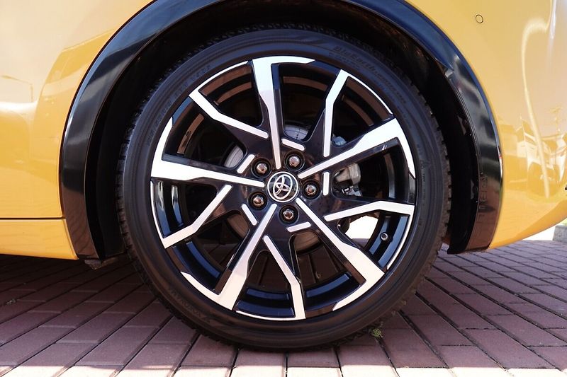 Toyota Prius 2.0 PHEV Executive sada komple - fotka 8 z 35