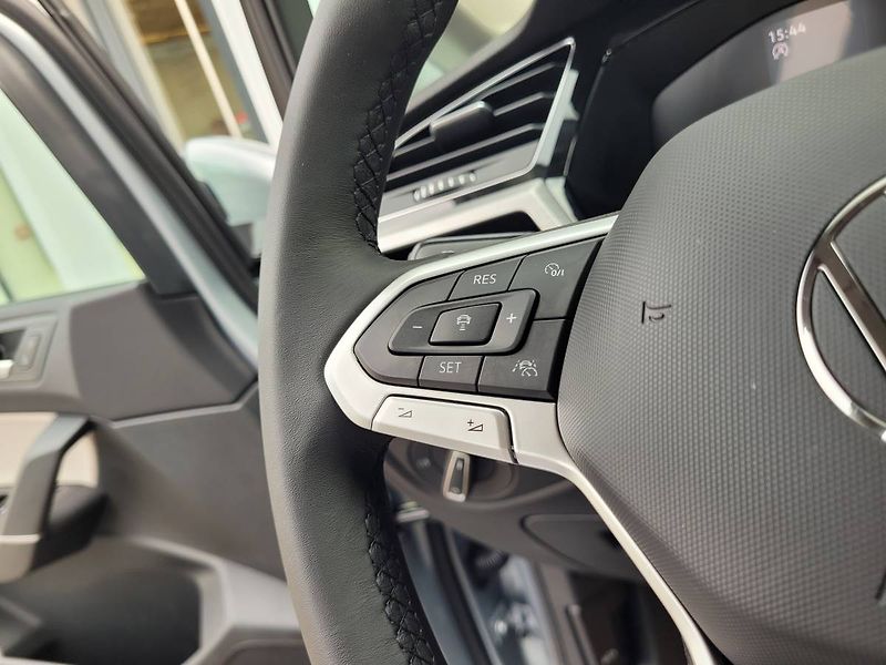 Volkswagen Touran 1.5 TSI DSG R-Line 7míst TAŽNÉ - fotka 17 z 50