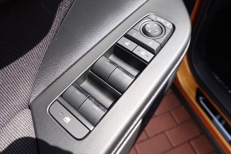 Toyota C-HR 2,0 PHEV Plug-in Style bi-tone - fotka 10 z 33