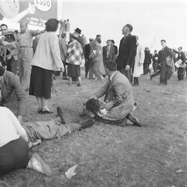 Le Mans 11. června 1955, okamžiky po katastrofě. Po nehodě závod i přes chaos pokračoval, protože funkcionáři se obávali, že hromadný odchod diváků by zablokoval cesty a na místo by se nedostali záchranáři.